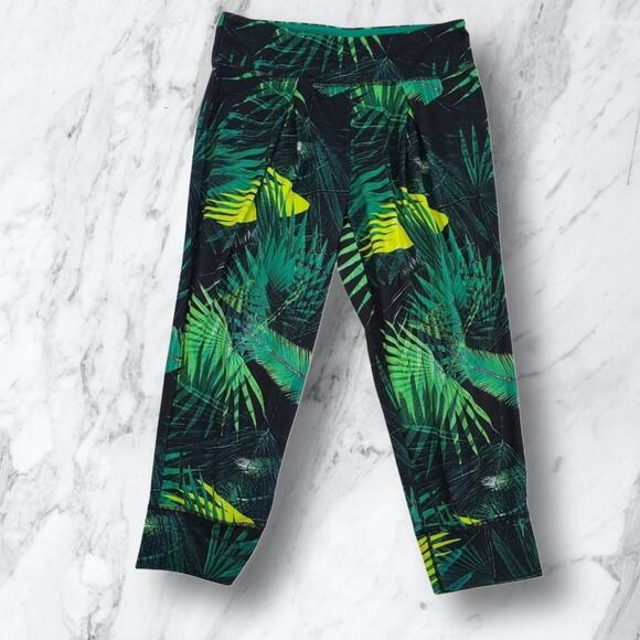 Fabletics Green Forest Floral Print Capri Workout Leggings Women's Small - Picture 2 of 12